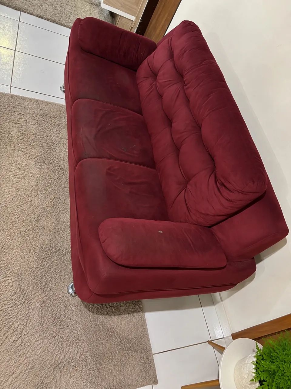 Sofá 3 Lugares em Suede Bordô - Confortável e Bem Conservado - Foto 3