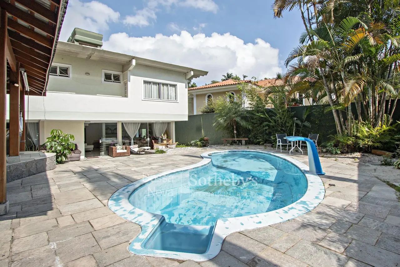 Casa com piscina e espaço gourmet em localização privilegiada