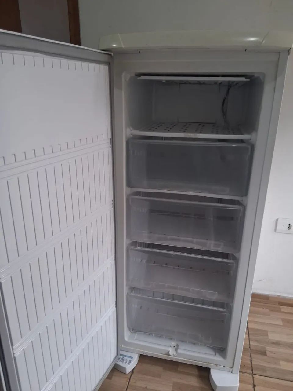Freezer vertical Electrolux pequeno  - Foto 2