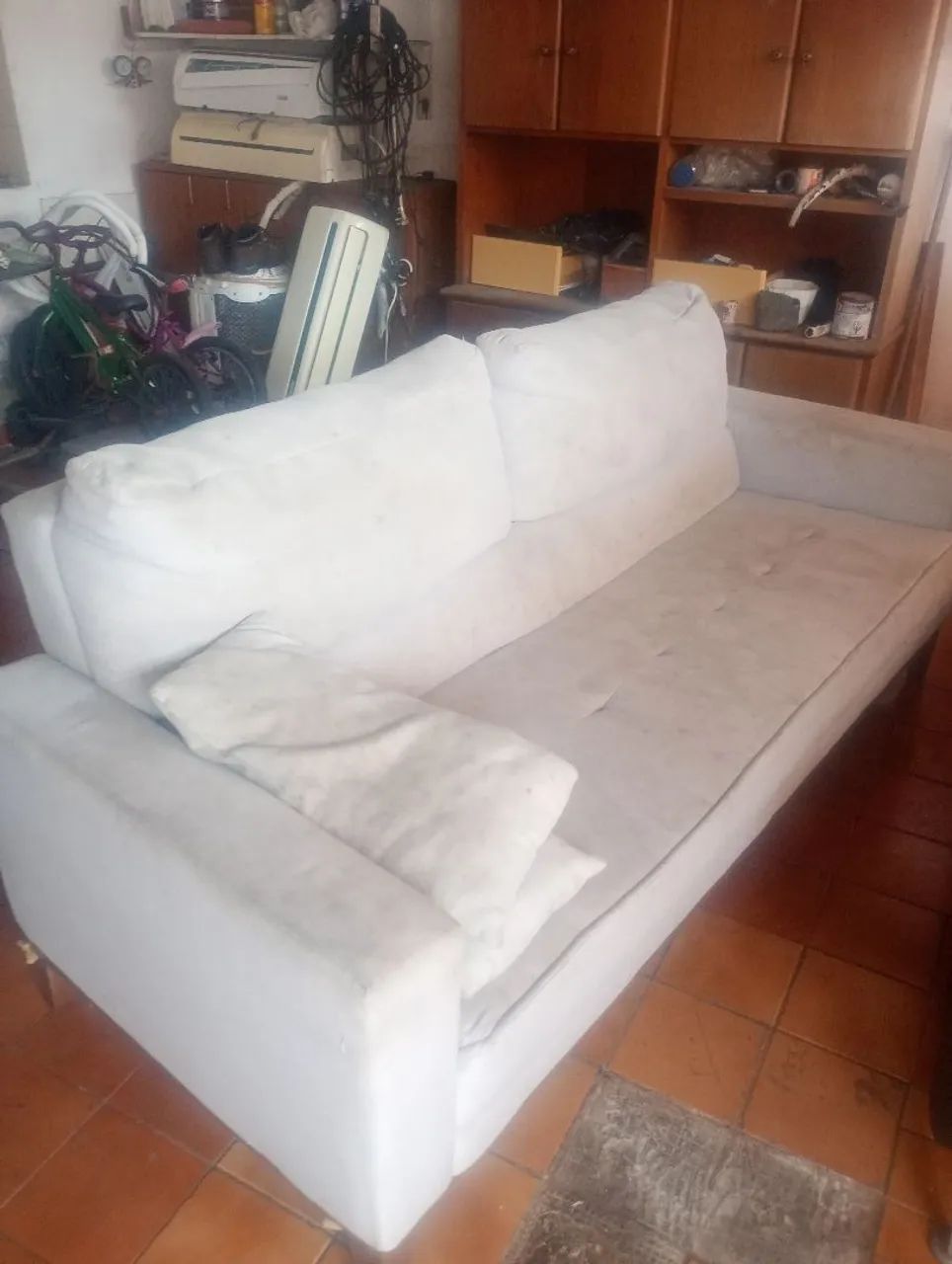 Sofá tecido 3 lugares / entrego / precisa de limpeza 