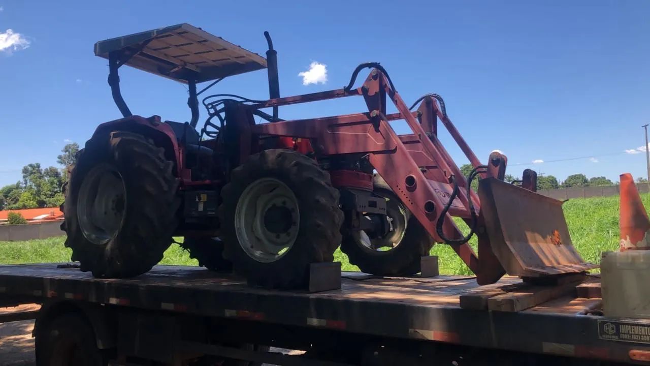 Trator 4x4 MWM 95CV com implementos