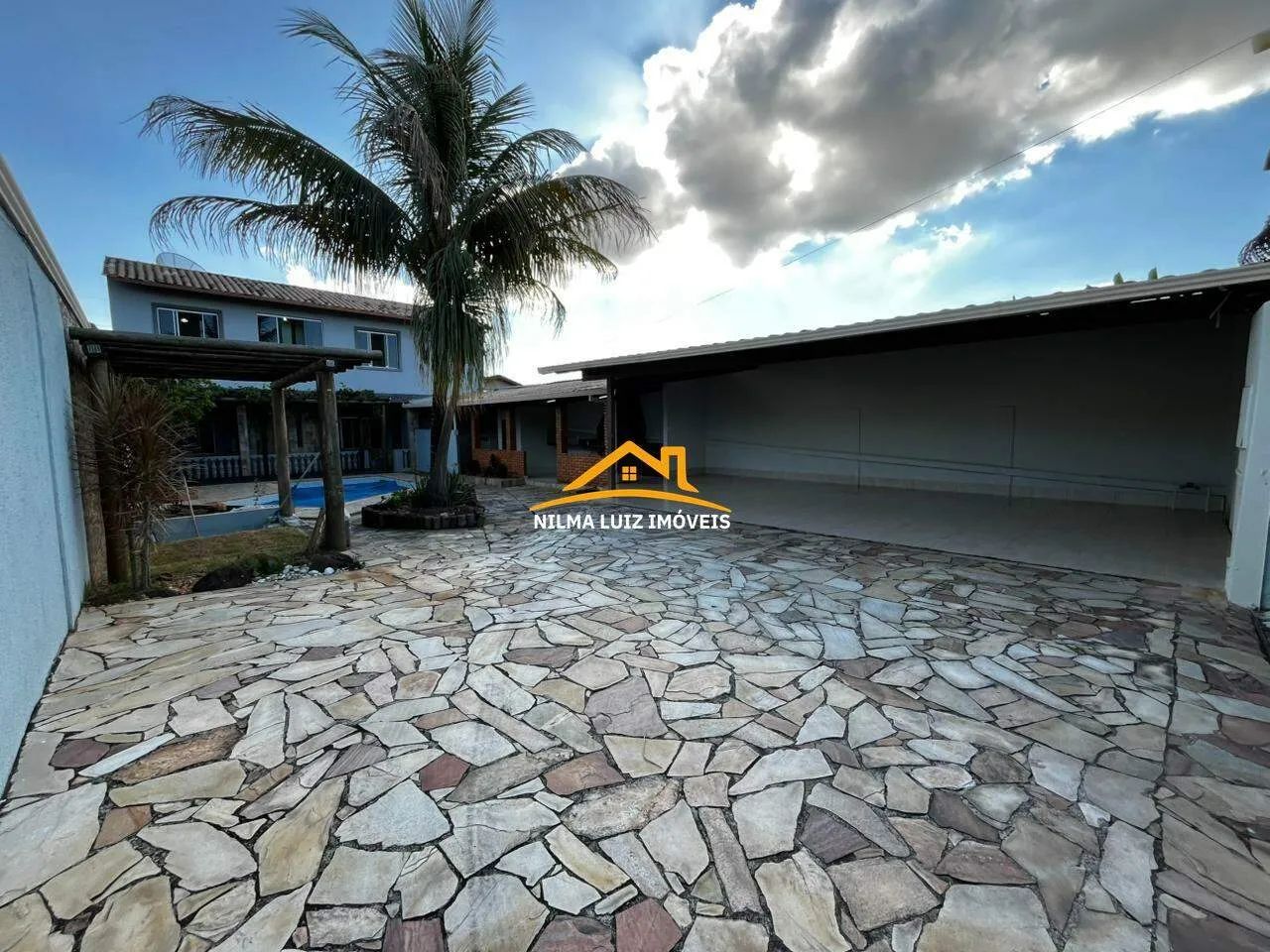 EXCELENTE CASA DUPLEX COM AMPLO ESPAÇO E ÁREA DE LAZER COMPLETA COM PISCINA - Foto 4