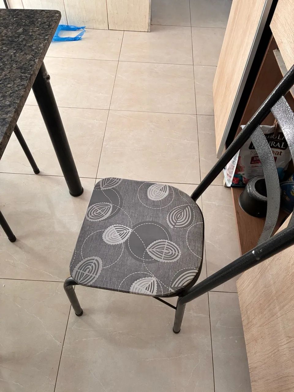 Vendo mesa de mármore com 4 cadeiras  - Foto 3