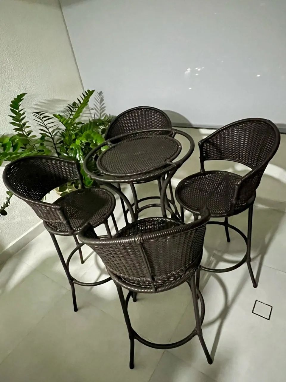 Mesa de sacada com 4 cadeiras 