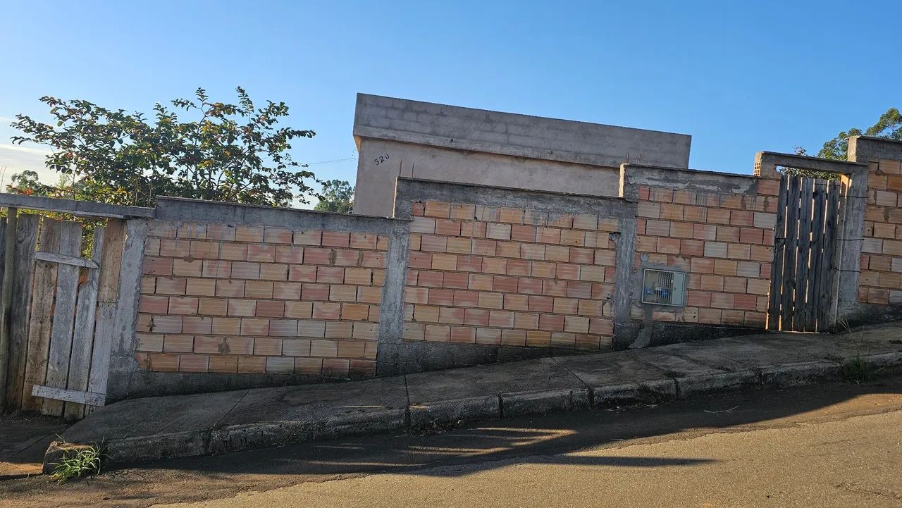Vende-se casa em fase final de acabamento 