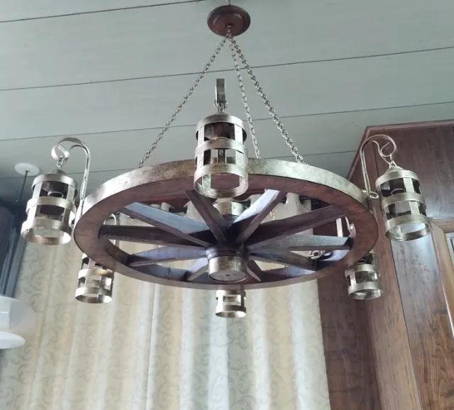 Lustre Rústico Roda de carroça 80cm com 5 Bocais - Em madeira maciça e ferro - Foto 3