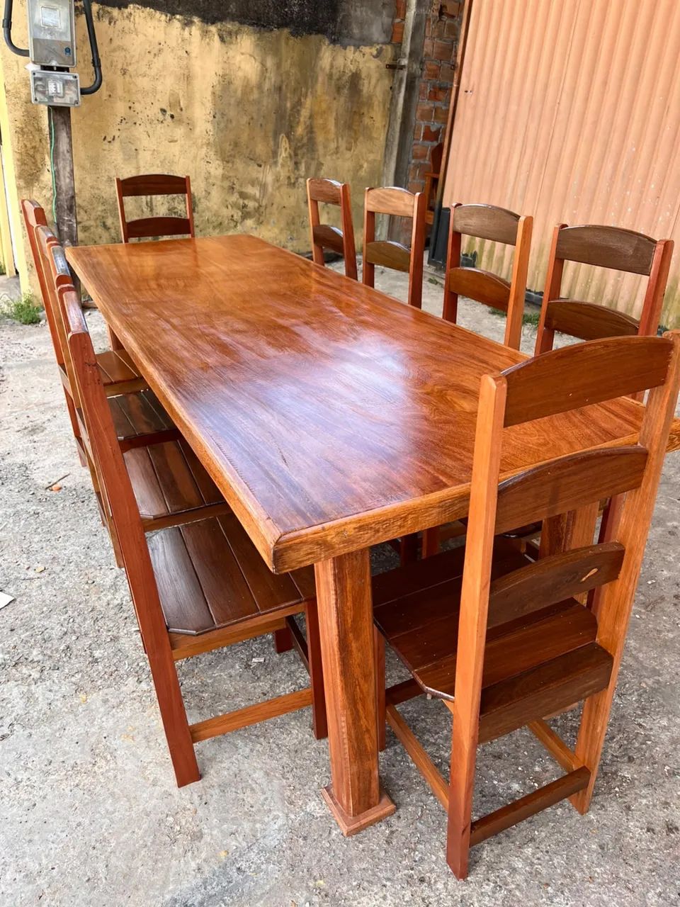 Mesa com 10 cadeiras em angelim 