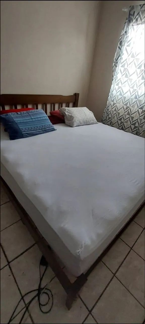 Vendo cama em Madeira massiça