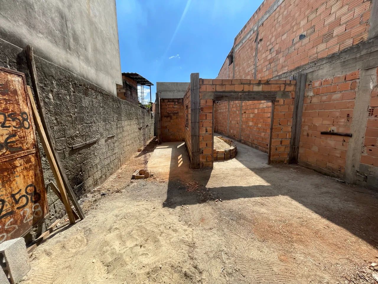 Lote com casa em construção 