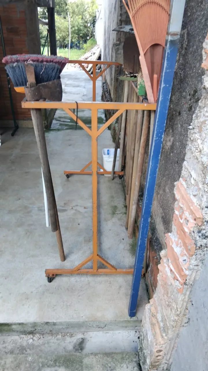 Expositor para Ferramentas, vassouras, enxadas.