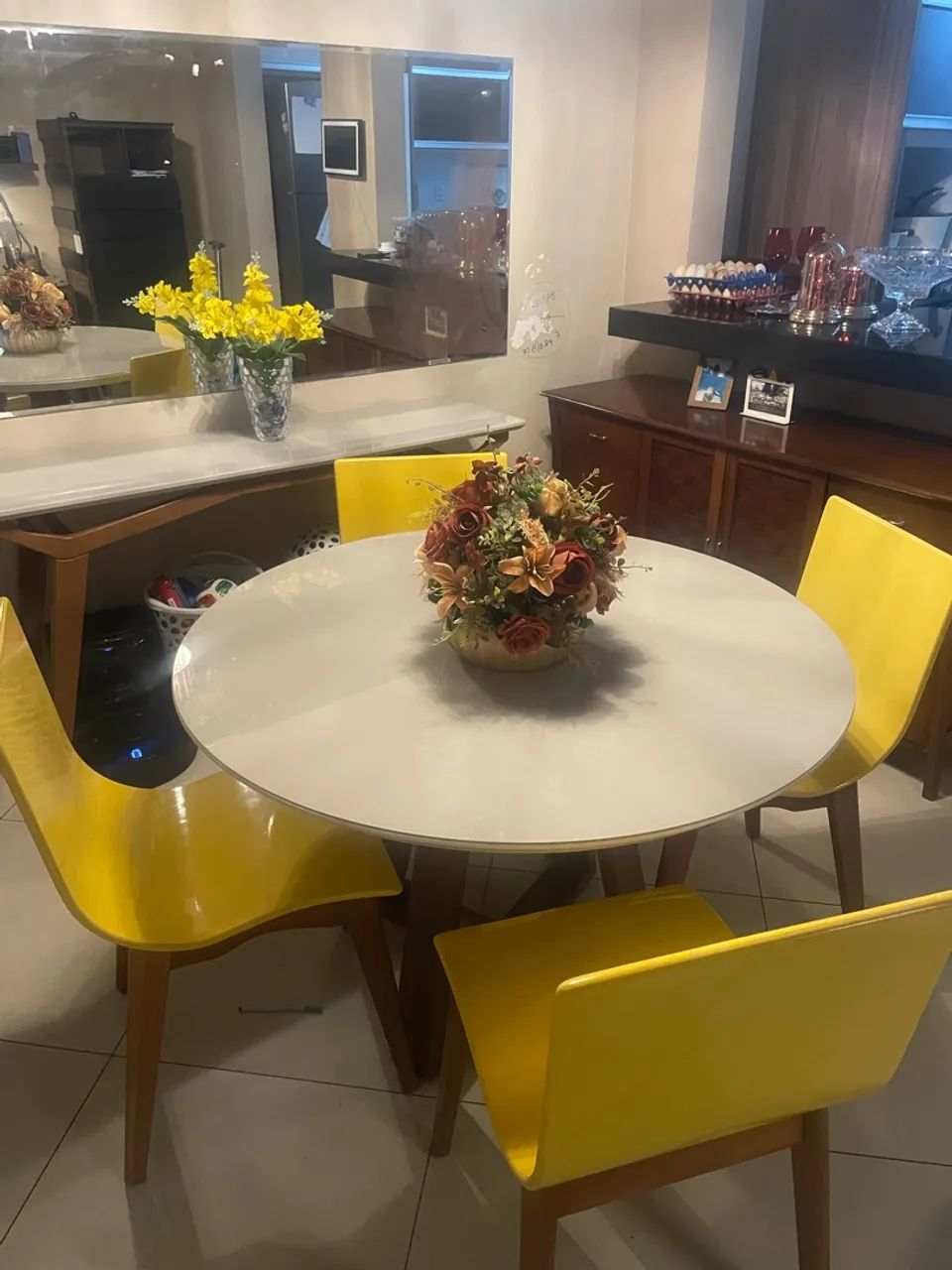 Conjunto de mesa com 4 cadeiras e aparador - móveis Smarçaro