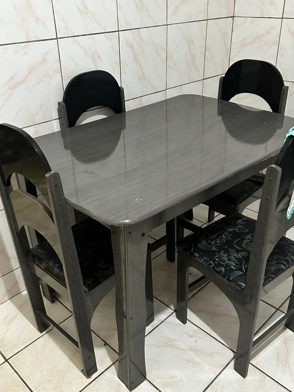 Jogo de Mesa de Jantar com 4 Cadeiras - Cinza/Preto