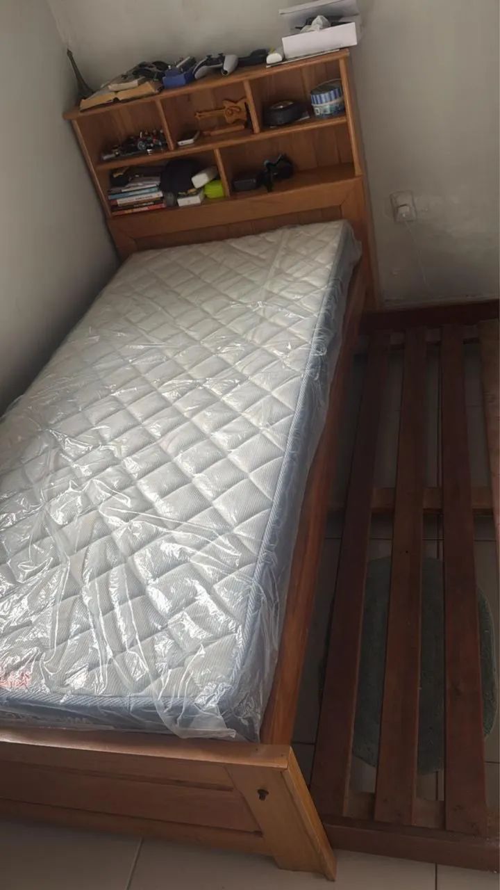 Vendo cama de angelim com cama extra e colchão novo 