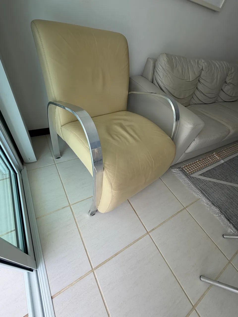 Vendo Sofá 3 Lugares e 2 Potronas de Couro - Foto 3