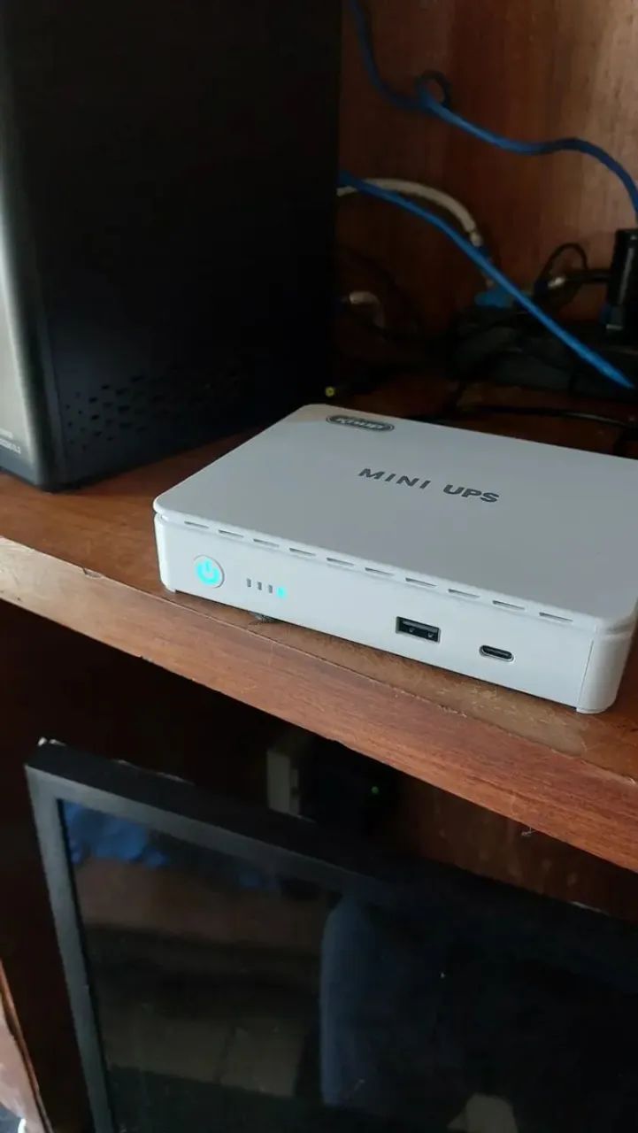 Mini nobreak bivolt compacto para proteção de eletrônicos sem uso - Foto 4