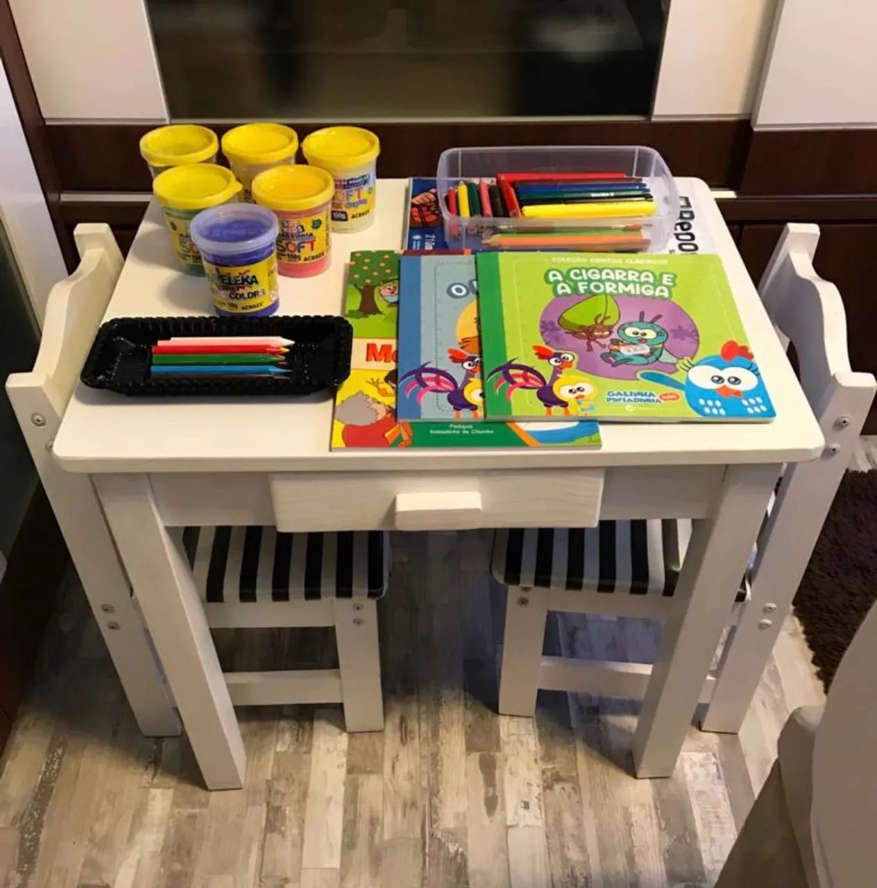 Vendo mesinha infantil com 2 cadeirinhas estofadas.  - Foto 2