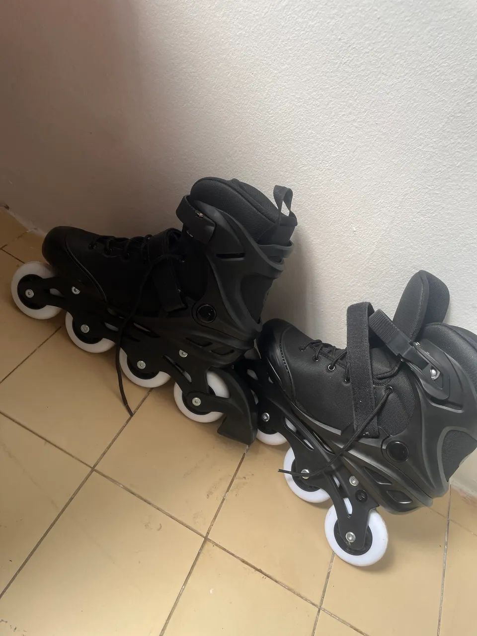 Vendo patins preto dois dias de uso número (39) 