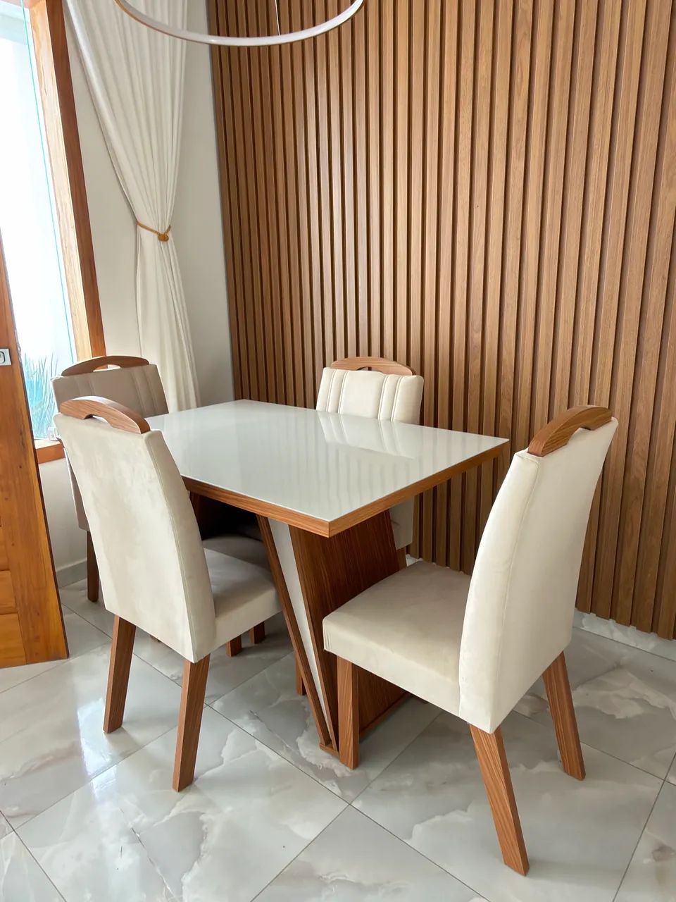 Conjunto de Mesa + 4 Cadeiras 