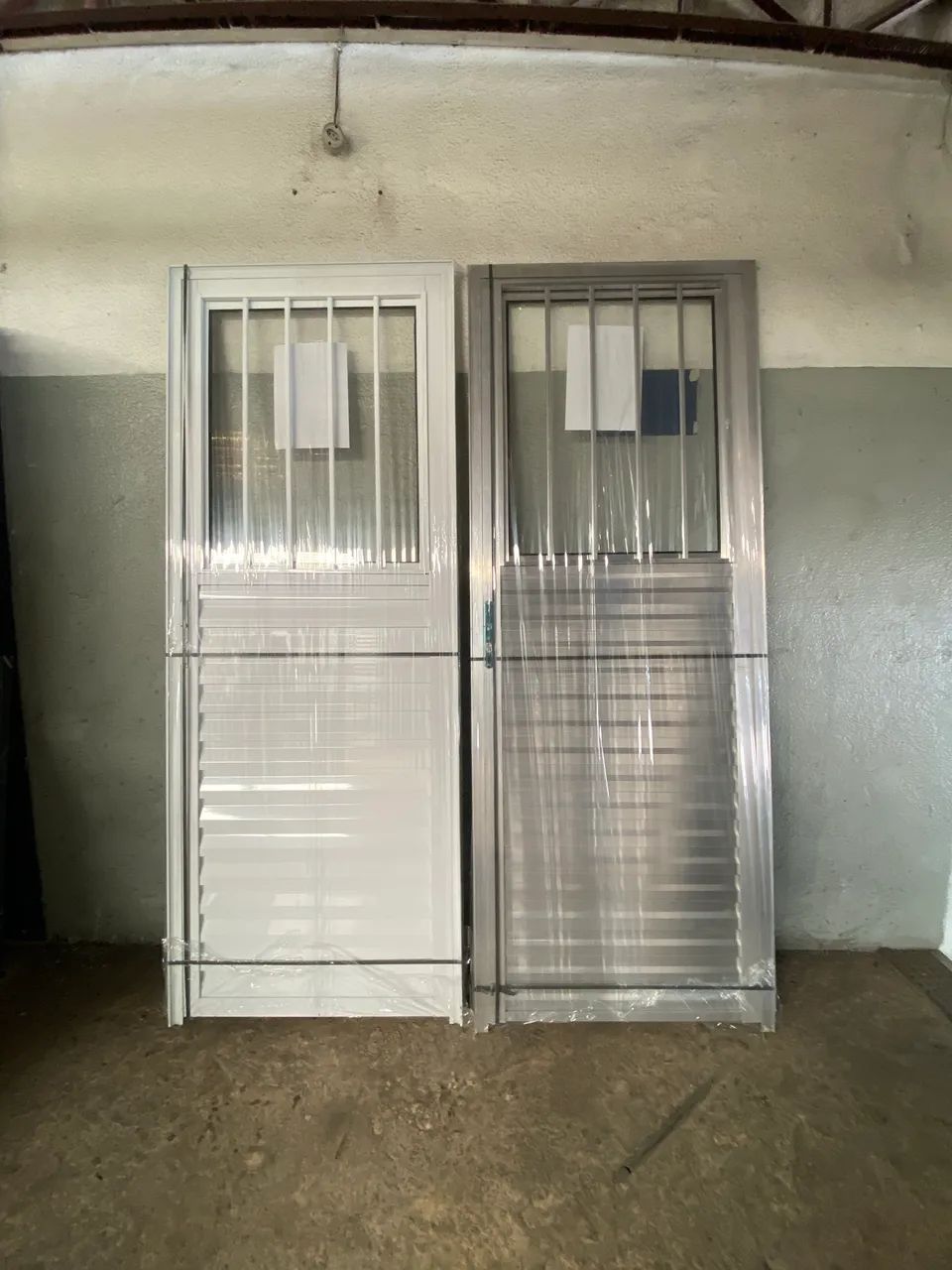 COMPRA CERTA - PORTAS DE ALUMÍNIO C/VIDRO E GRADE - Foto 4