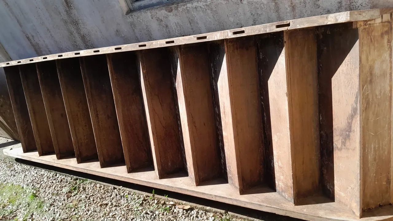 Escada de Madeira com Plataforma - Usada e Resistente - Foto 2