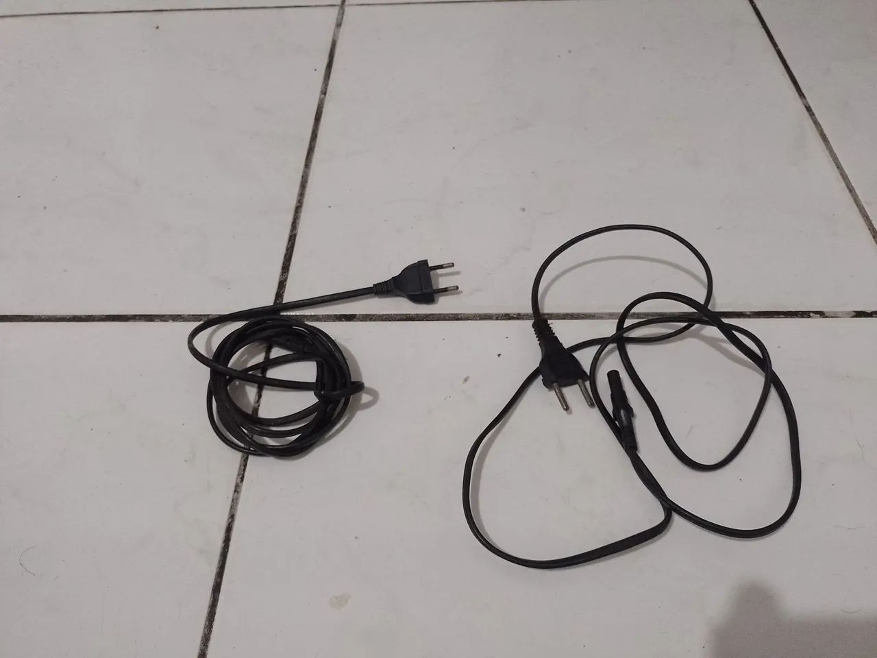 Duas tomadas para aparelho elétrico 