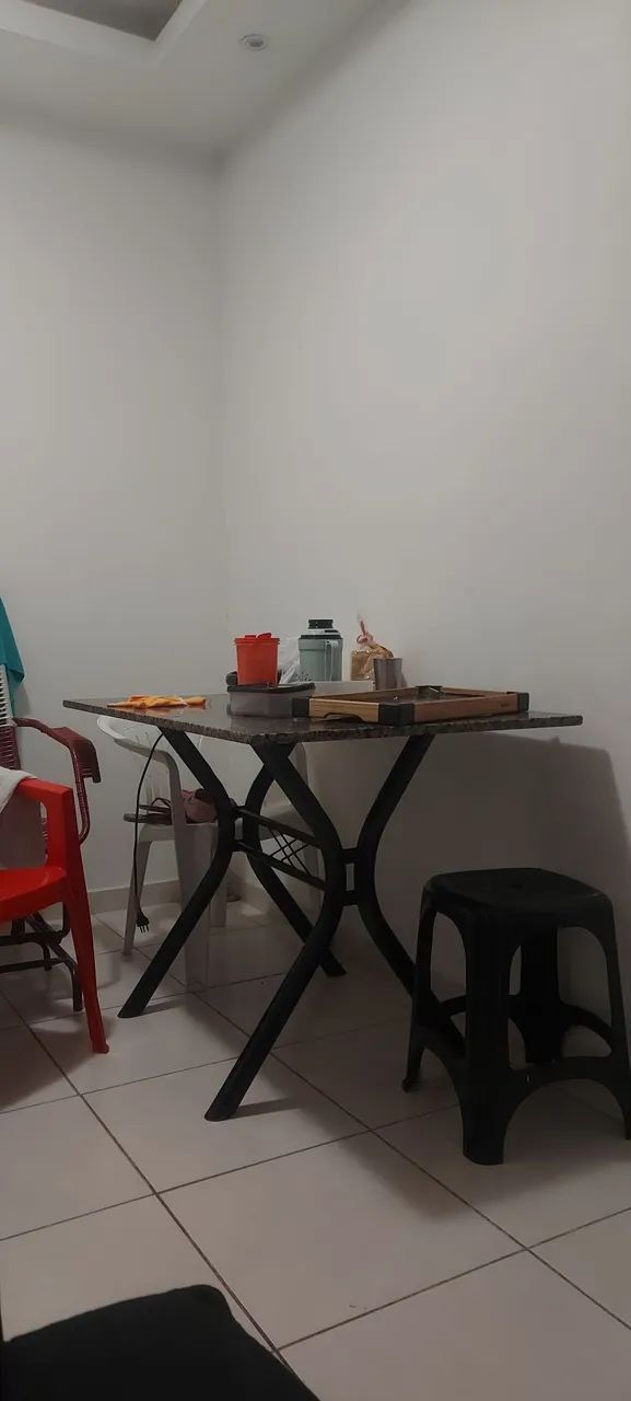 Mesa de Mármore sem cadeiras