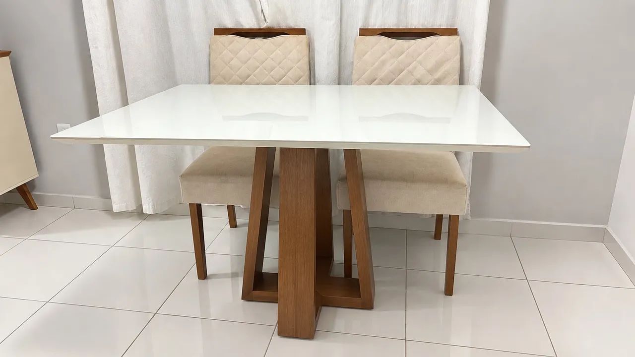 Mesa laqueada com 4 cadeiras