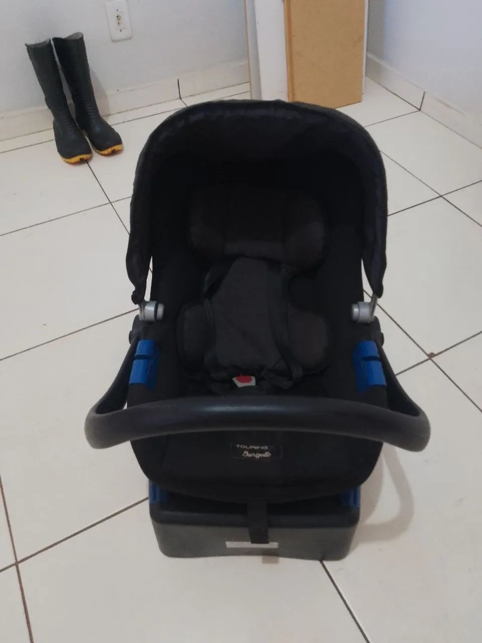 Bebê conforto com base para carro