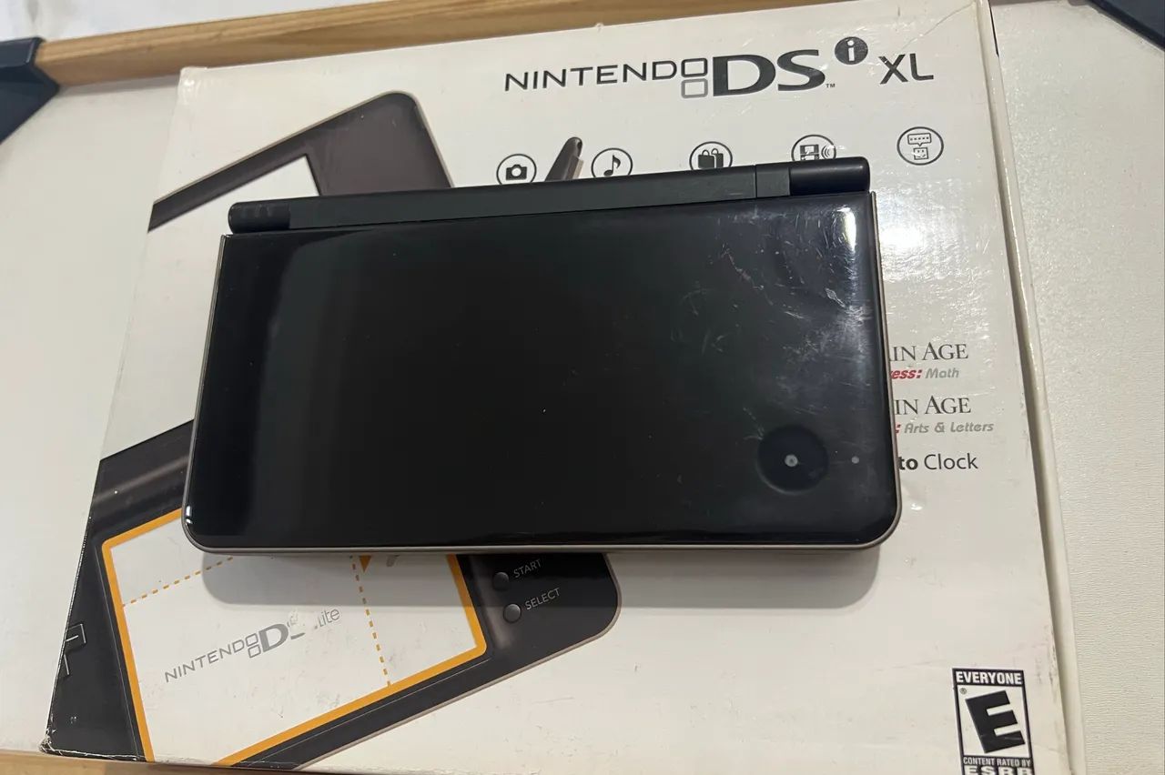Nintendo DSi XL com caixa 