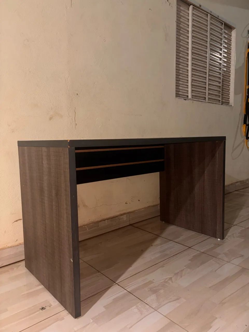 Mesa/Escrivaninha 60x120  em perfeito estado - Foto 2