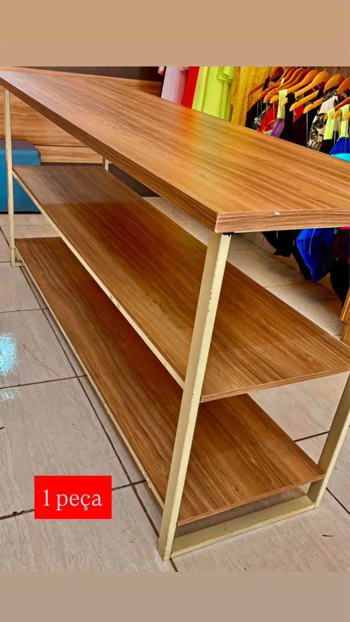 MESA 2 MTS EXPOSITORA MDF COM 2 PRATELEIRAS  - Foto 3