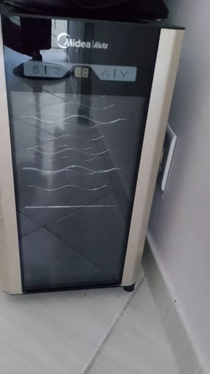 Vendo uma adega climatizada 