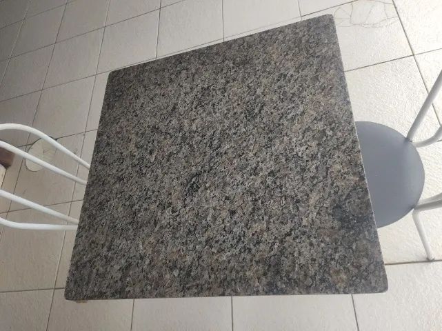 Mesa quadrada tampo de granito 70x70 com 2 cadeiras  - Foto 2