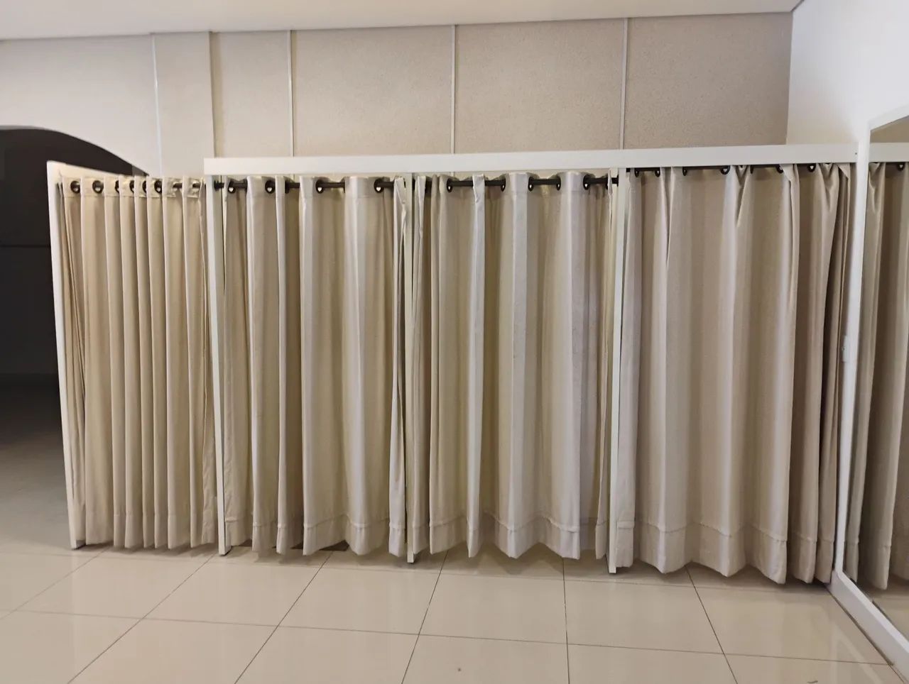Vendo 4 cortinas - provador de loja - separação de cômodos - Foto 2