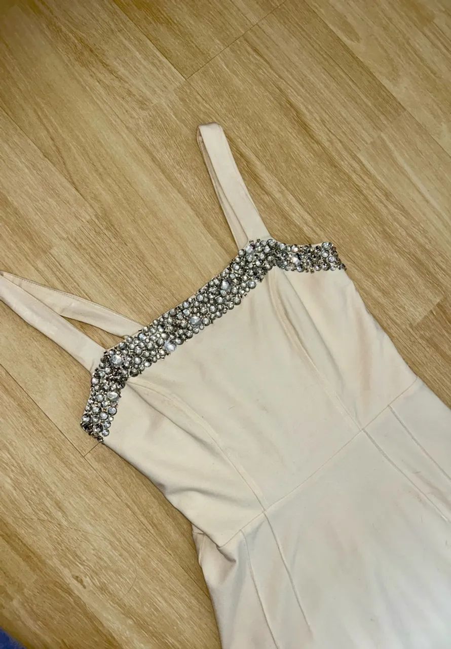 Vestido Branco c/ pedraria. 