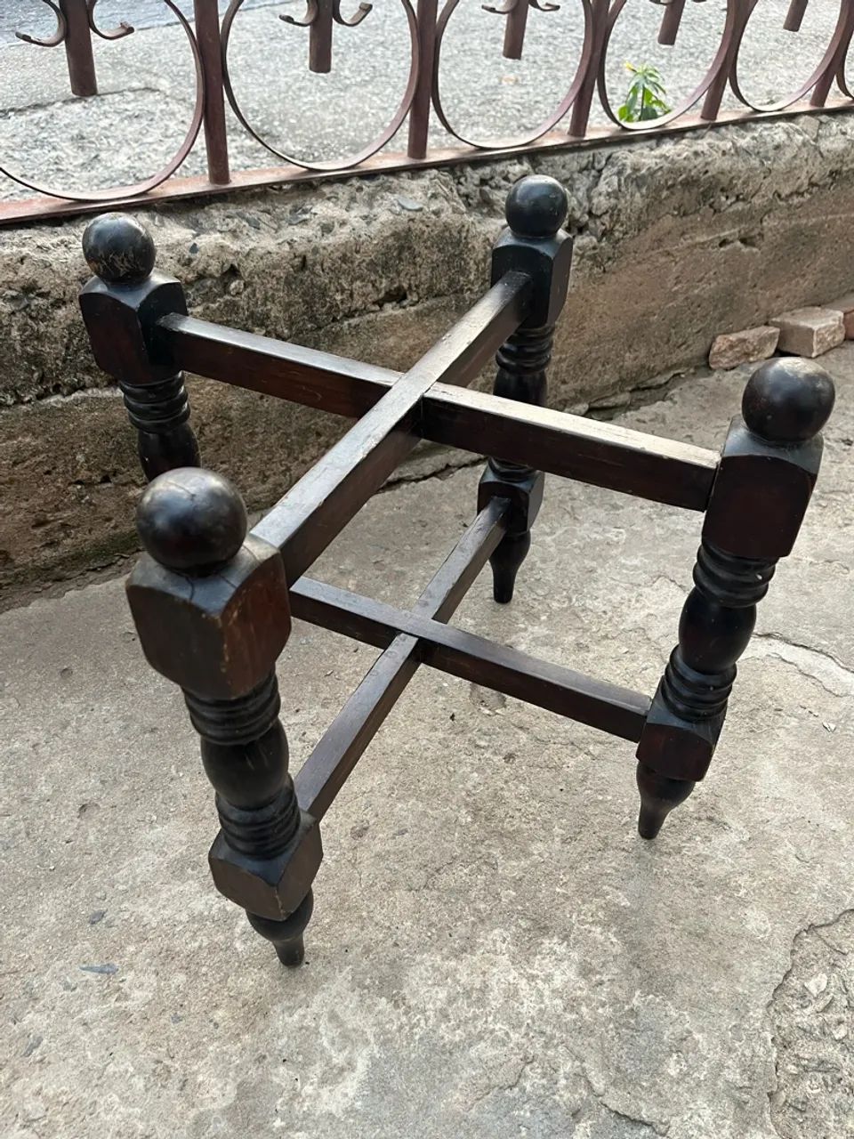 Mesa de canto em madeira sem tampa 