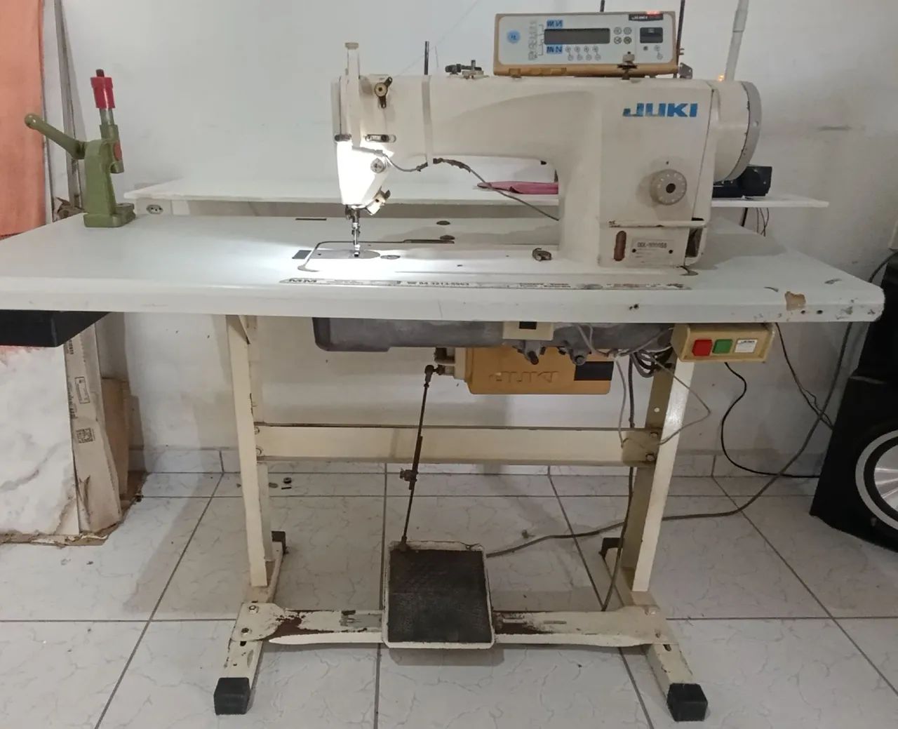 Máquina reta eletrônica 