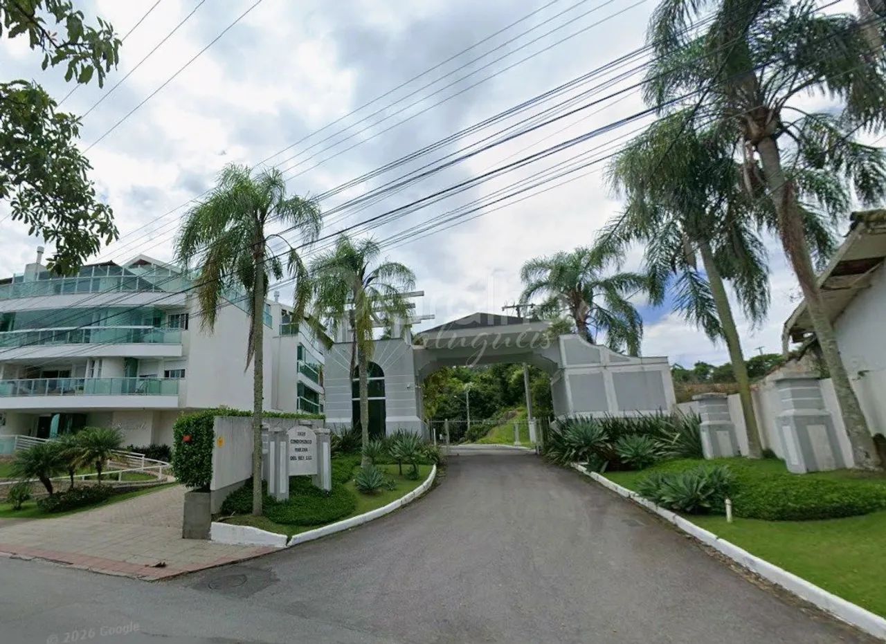 Casa em condomínio, mobiliada no Cacupé