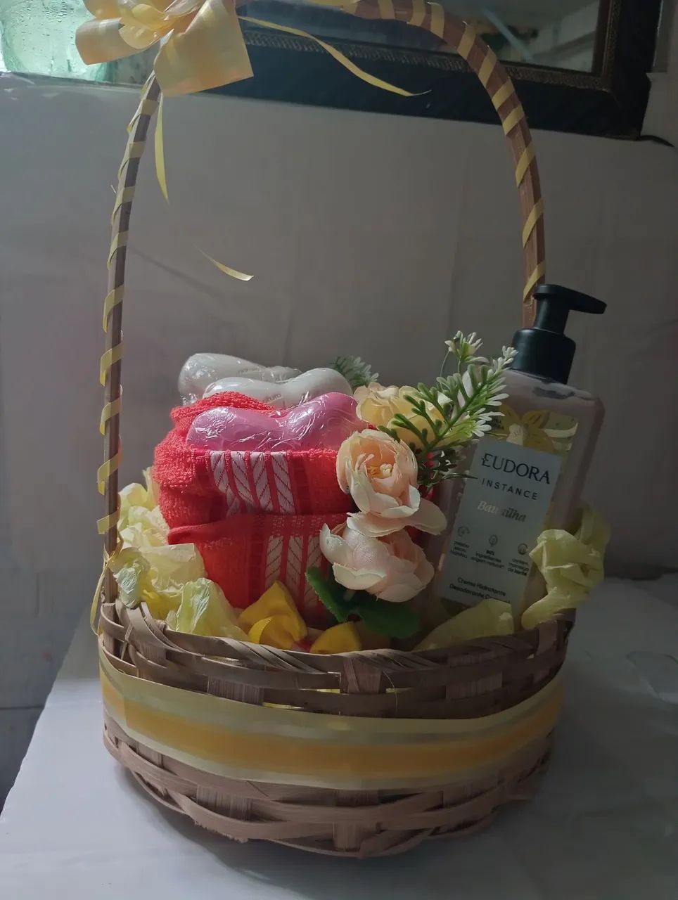 Cesta com toalha 100%algodao + sabonetes natura todo dia+ creme baunilha Eudora  - Foto 2
