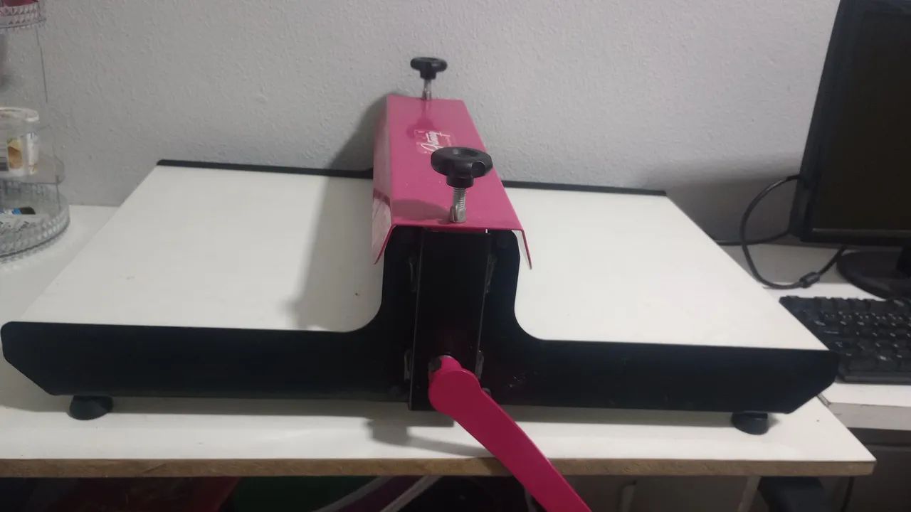 Máquina de corte e vinco com 6 facas e materiais 