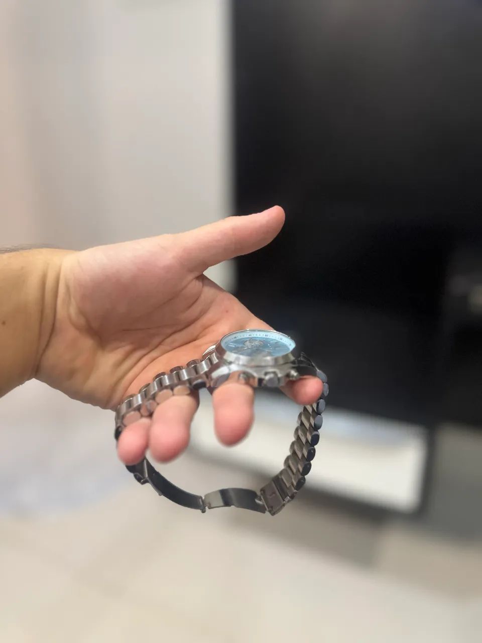Relógio Michael kors prata com o fundo azul  - Foto 4