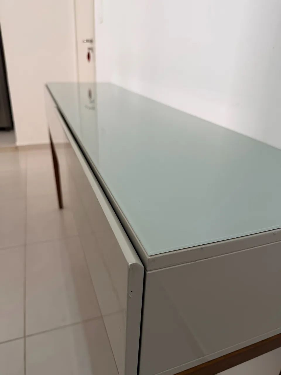Aparador de sala com tampo de vidro e duas gavetas - Foto 4