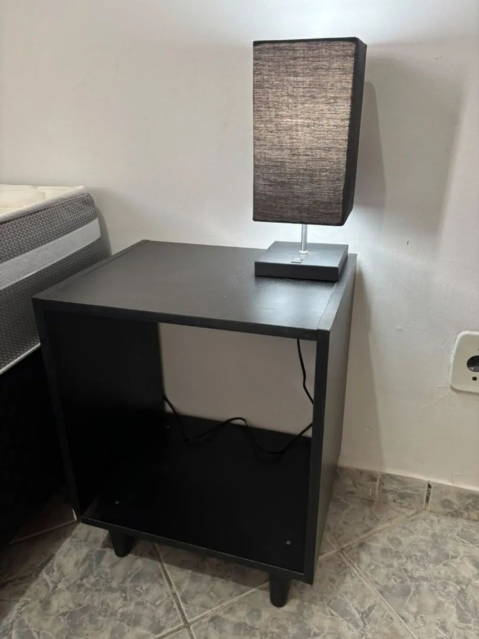 Mesa de cabeceira e luminaria - Foto 2