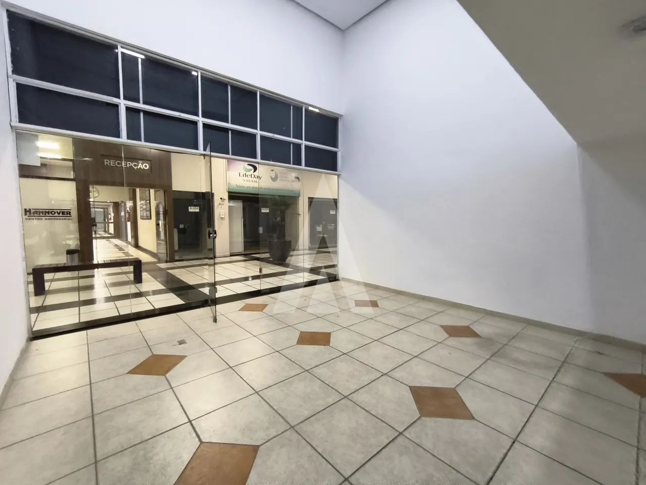 LOJA EM PREDIO COMERCIAL DE FÁCIL ACESSO E NO CORAÇÃO DA CIDADE COM 40M² - Foto 4