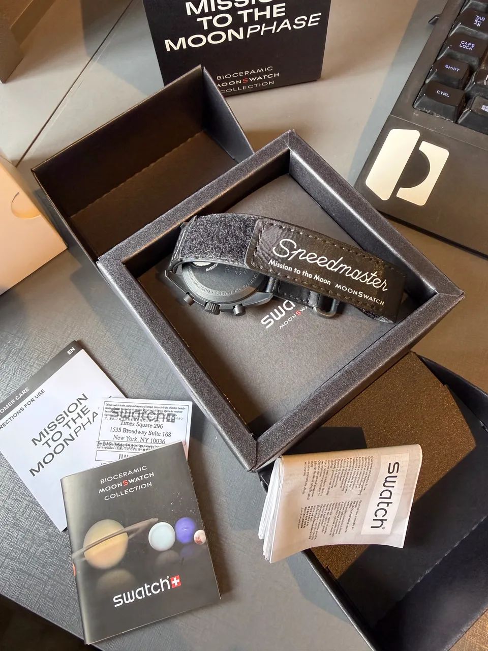 Omega x Swatch MoonSwatch - Mission to the Moonphase ?New Moon? (Snoopy) - Foto 3