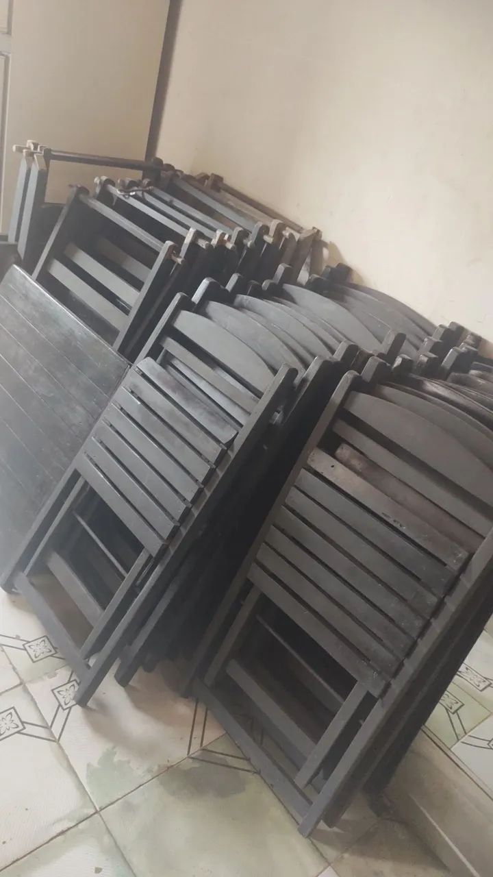 Vendo 6 conjuntos de mesa com cadeiras.