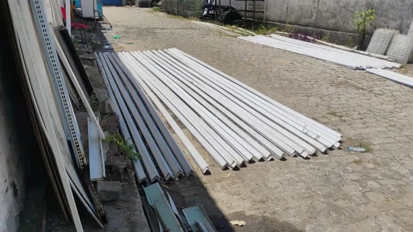 Corner guard made of PVC, 6 m long. Price: BRL 20.00 each.
