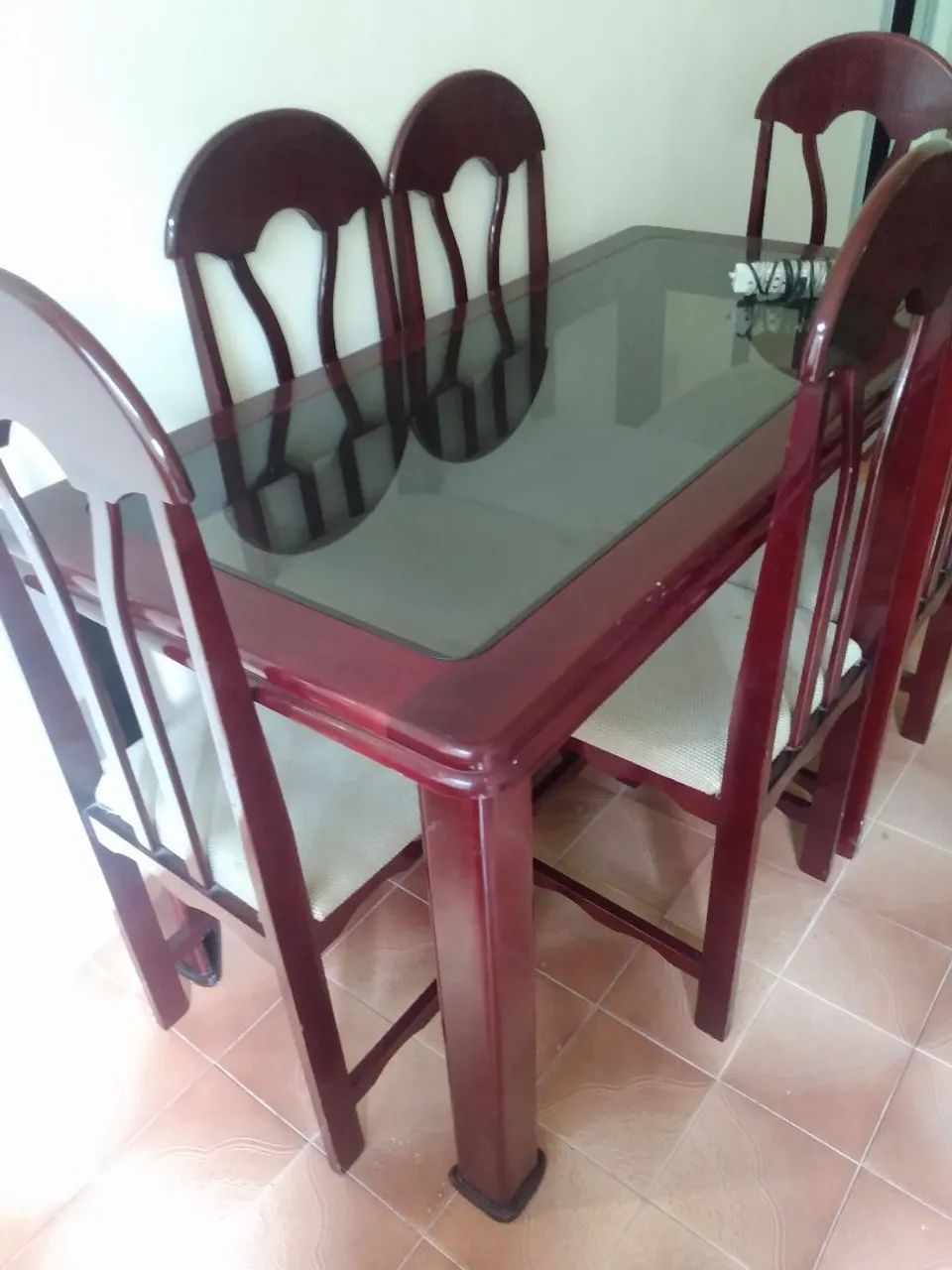 Mesa de madeira no centro de vidro 