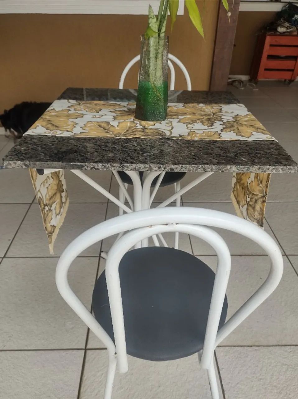 Mesa quadrada tampo de granito 70x70 com 2 cadeiras 