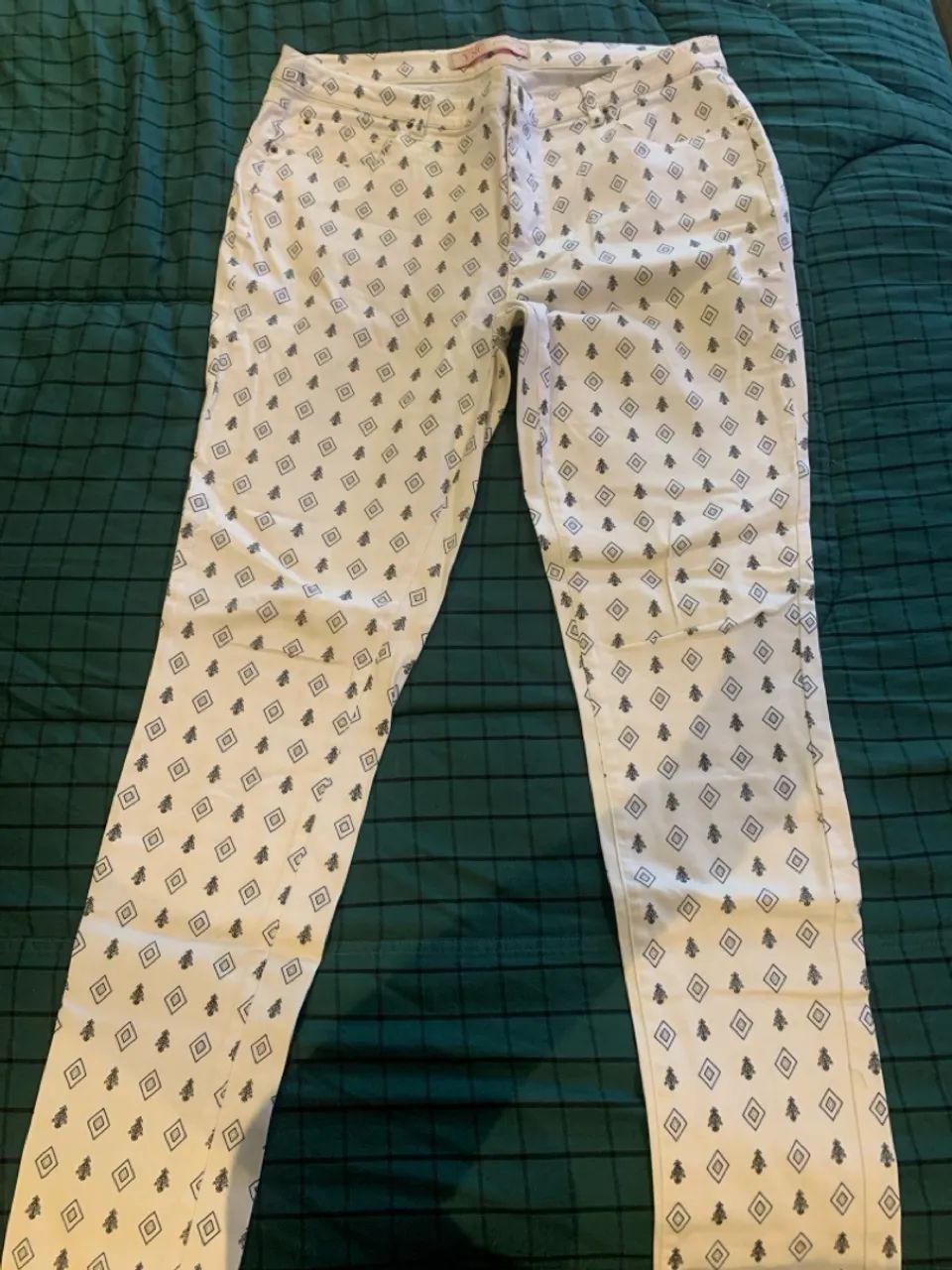 Calça branca com estampas 